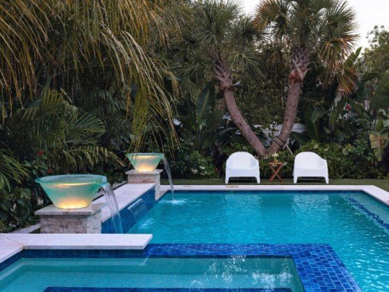 Relaxing pool and spa by GRACO. Blue tile surrounding the spa and relaxing water features. GRACO Pool and Spa